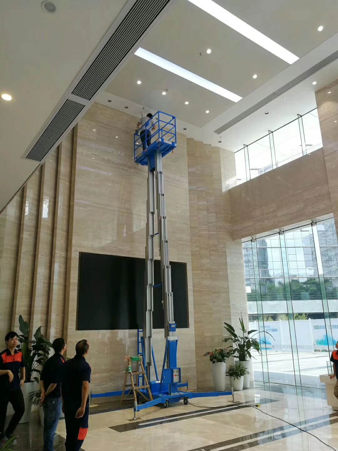 高空作业草莓色视频在线观看平台